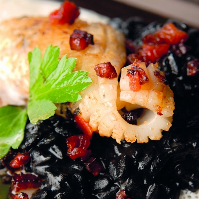 Recette Riz noir et crémeux, chipirons à la plancha, émulsion de parmesan Reggiano de Hélène Darroze